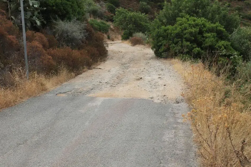 La strada asfaltata a metà
