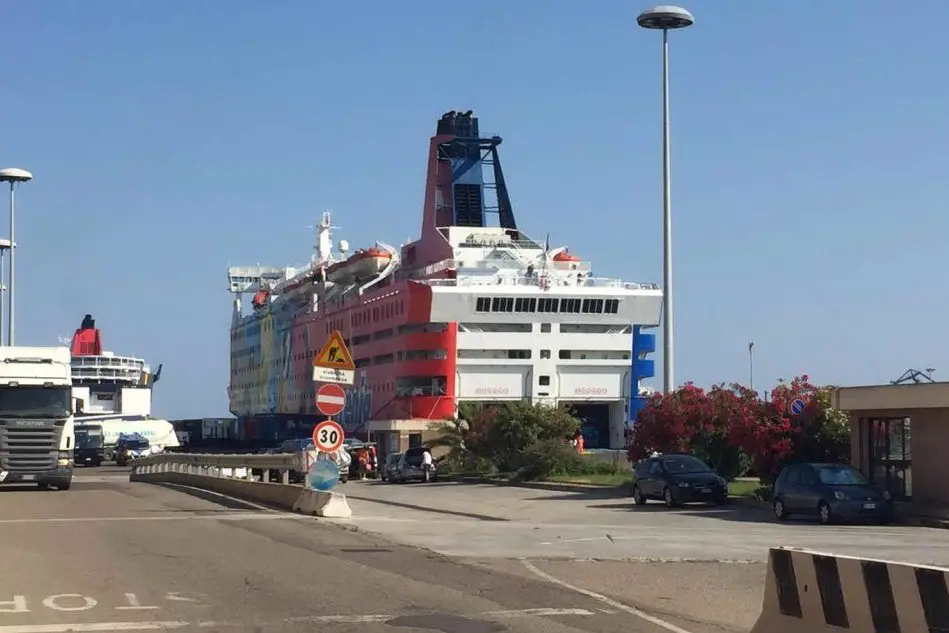 Il traghetto al porto di Cagliari (L'Unione Sarda - Vercelli)
