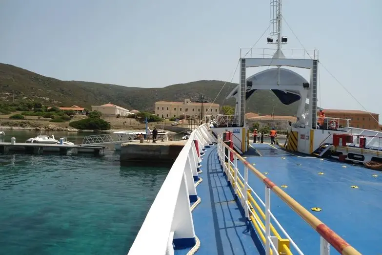 Il traghetto "Sara D" (foto L'Unione Sarda-Pala)
