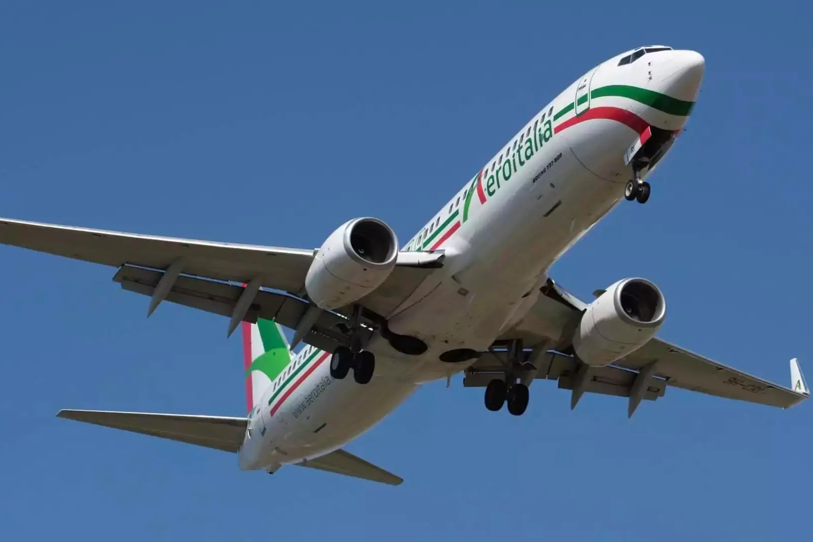 Un aereo di Aeroitalia in decollo