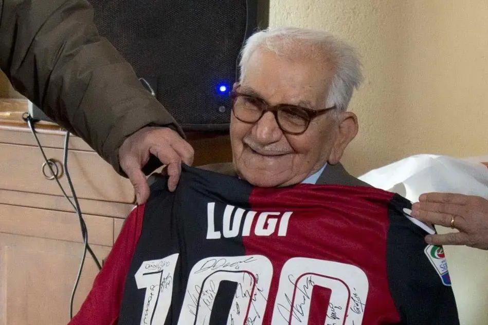 Luigi Zara e la sua ambitissima maglia rossoblù (foto Fabio Murru)