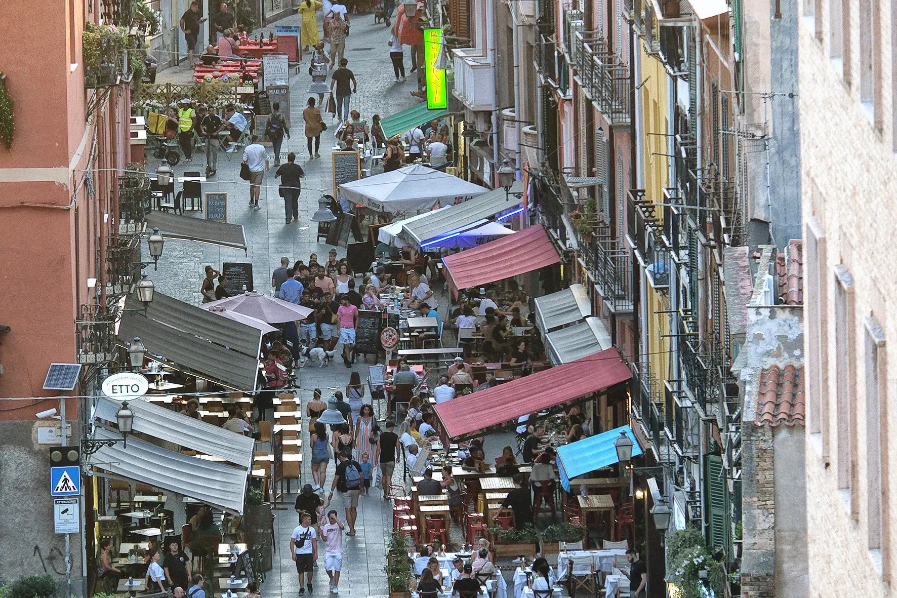 Corso Vittorio Emanuele a Cagliari (Foto Ungari)