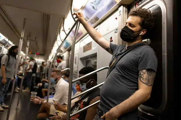 On the subway with a mask (Ansa)