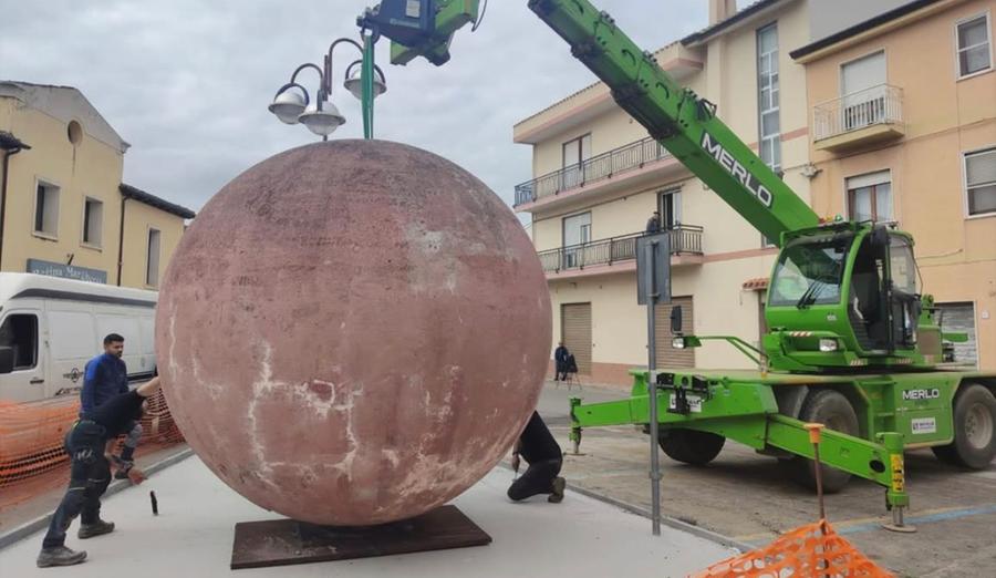 La Sfera Staccioli atterra in via Garibaldi