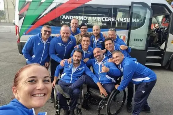 Sandro Lecca con altri atleti del team azzurro