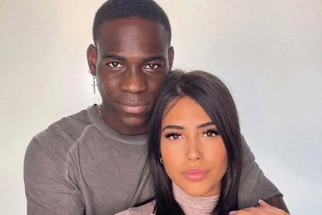Mario Balotelli con la fidanzata (foto Instagram)