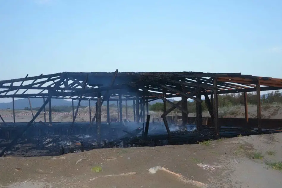 Il chiosco distrutto dalle fiamme
