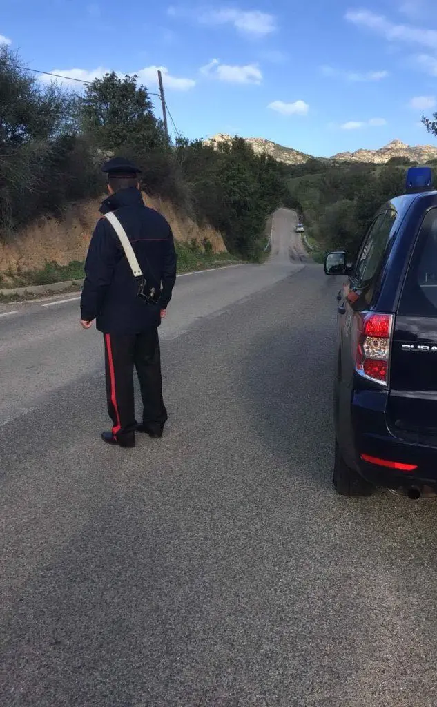 I carabinieri sul luogo dell'incidente vicino ad Arzachena (foto Andrea Busia)
