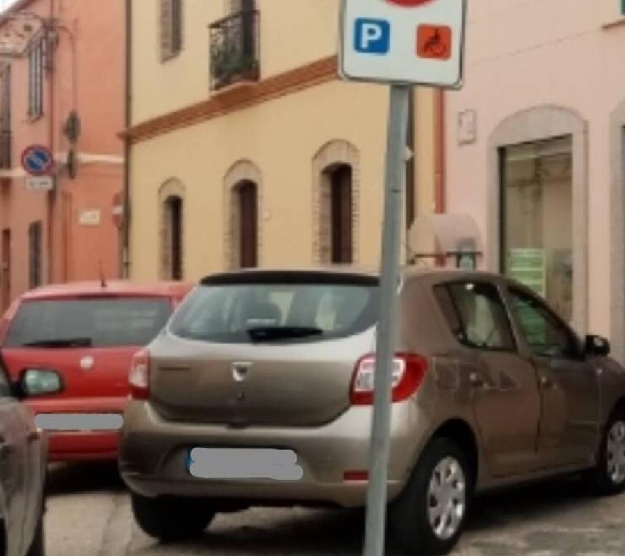 Sosta selvaggia nei parcheggi per disabili