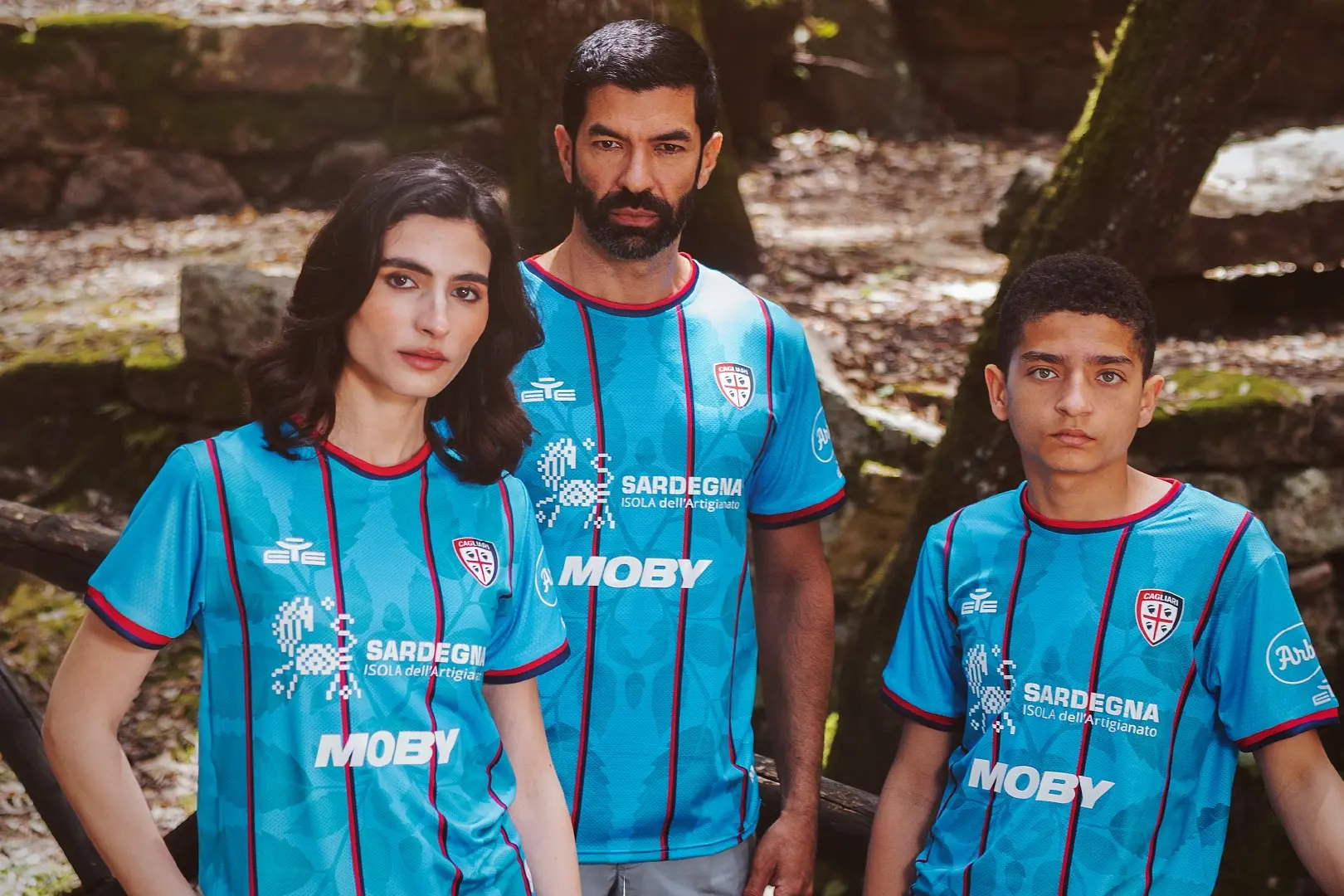 La terza maglia del Cagliari per la stagione 2025-2026 (foto Cagliari Calcio)