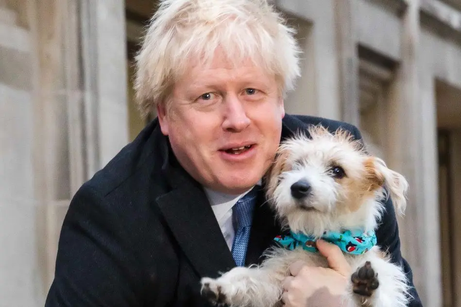 Boris Johnson alle urne con cane al seguito (Ansa-Flores)