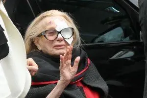 Sandra Mondaini ai funerali del marito Raimondo Vianello