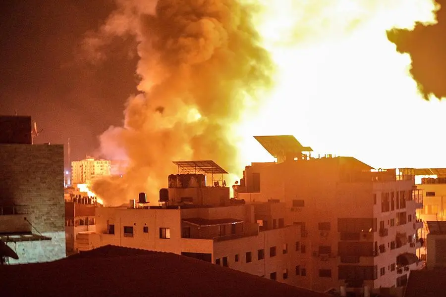 Gaza, fiamme dopo un raid (Ansa)