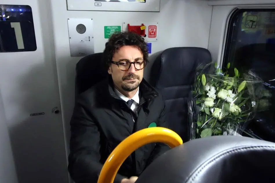 Il ministro a bordo del treno della linea Cremona-Milano (Ansa)