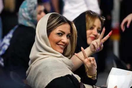 epa05974065 Iranian women flash the victory sign as they wait to cast their ballots in the Iranian presidential elections at a polling station in Tehran, Iran, 19 May 2017. Out of the group of candidates, the race is tightest between frontrunners Iranian current president Hassan Rouhani and his conservative challenger Ebrahim Raisi. EPA/ABEDIN TAHERKENAREH