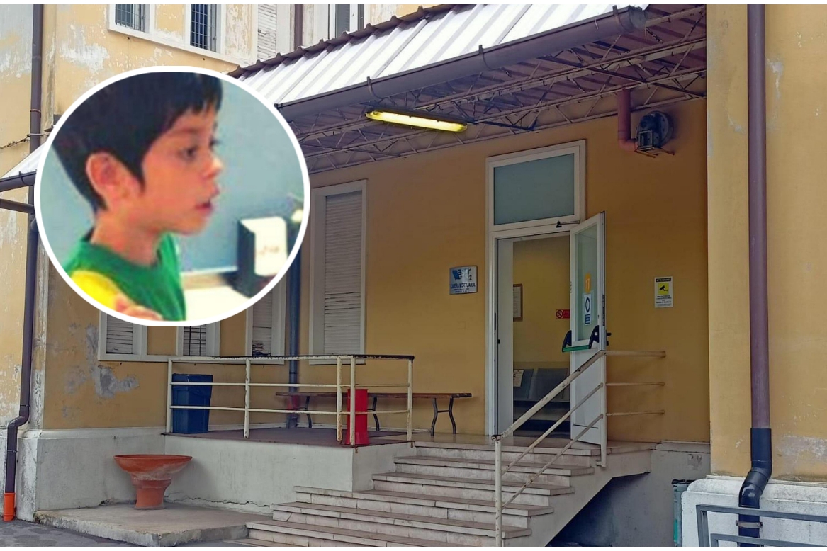 La camera ardente del piccolo Mattia (nel tondo) è stata allestita all'ospedale di Senigallia (Ansa)
