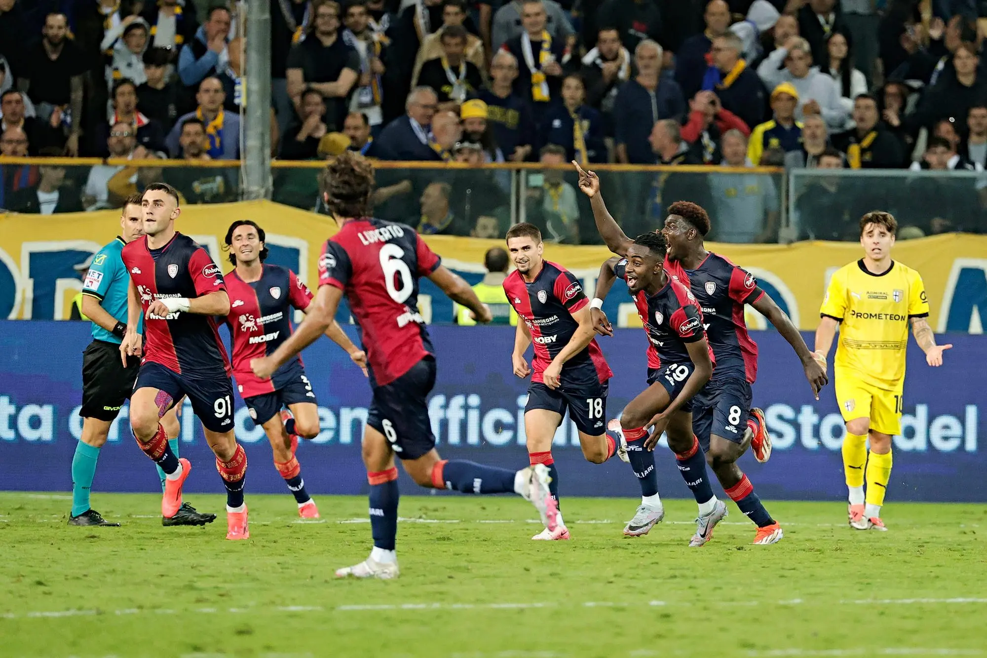 Cagliari's Roberto Piccoli jubilates with his teammates after scoring the goal during the Italian Serie A soccer match Parma Calcio vs Cagliari Calcio Calcio at Ennio Tardini stadium in Parma, Italy, 30 September 2024. ANSA / ELISABETTA BARACCHI