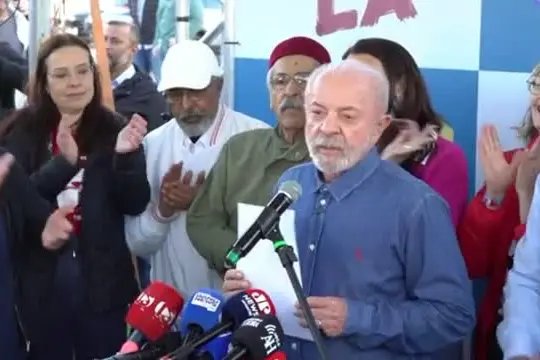 Lula: "I Bolsonaro corrotti, non io, controllatemi pure il cellulare"