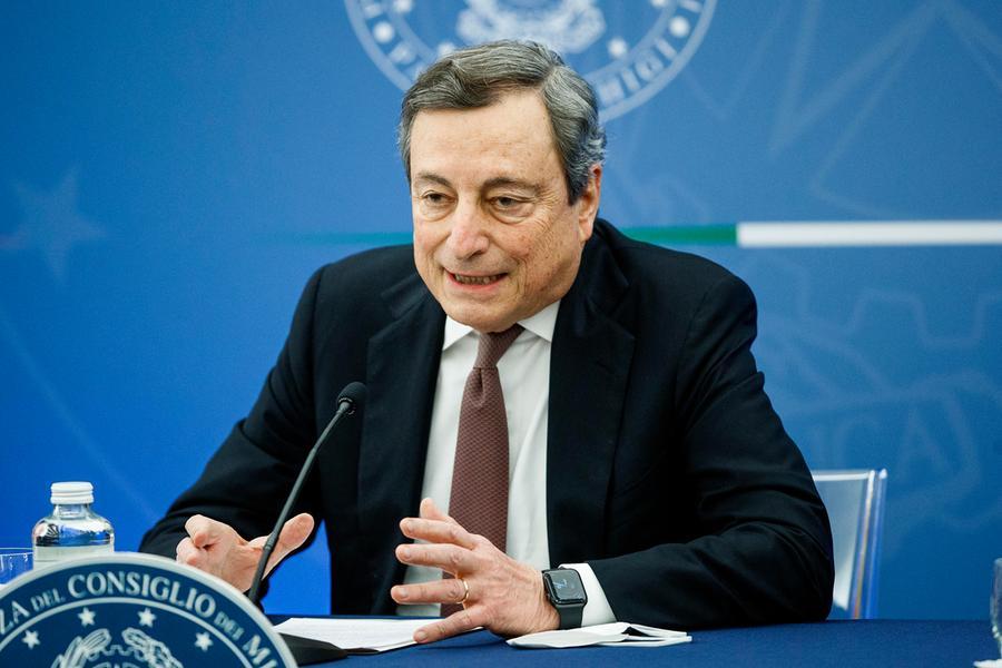 Mario Draghi in conferenza stampa (Ansa)