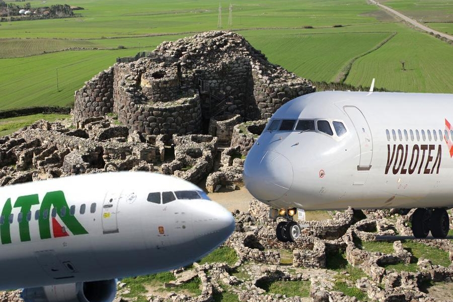 Gli aerei di Ita e Volotea con, sullo sfondo, la reggia di Barumini (L'Unione Sarda)
