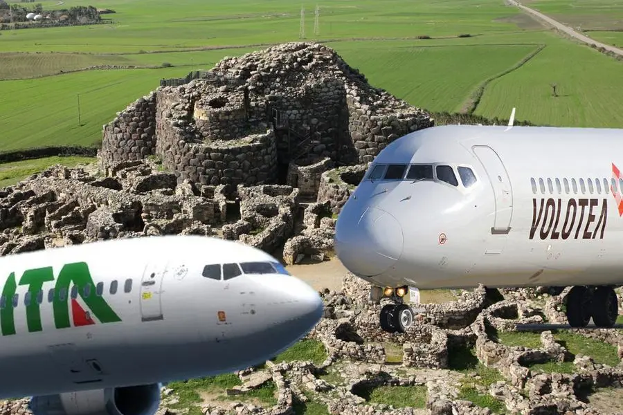 Gli aerei di Ita e Volotea con, sullo sfondo, la reggia di Barumini (L'Unione Sarda)