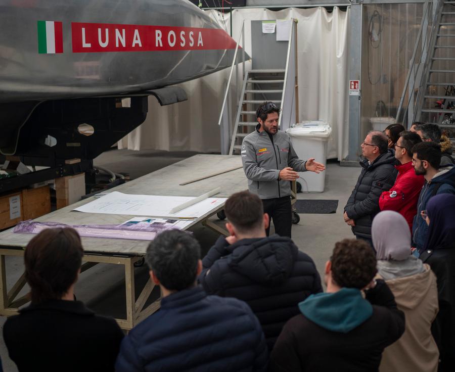 Gli studenti a lezione da Luna Rossa