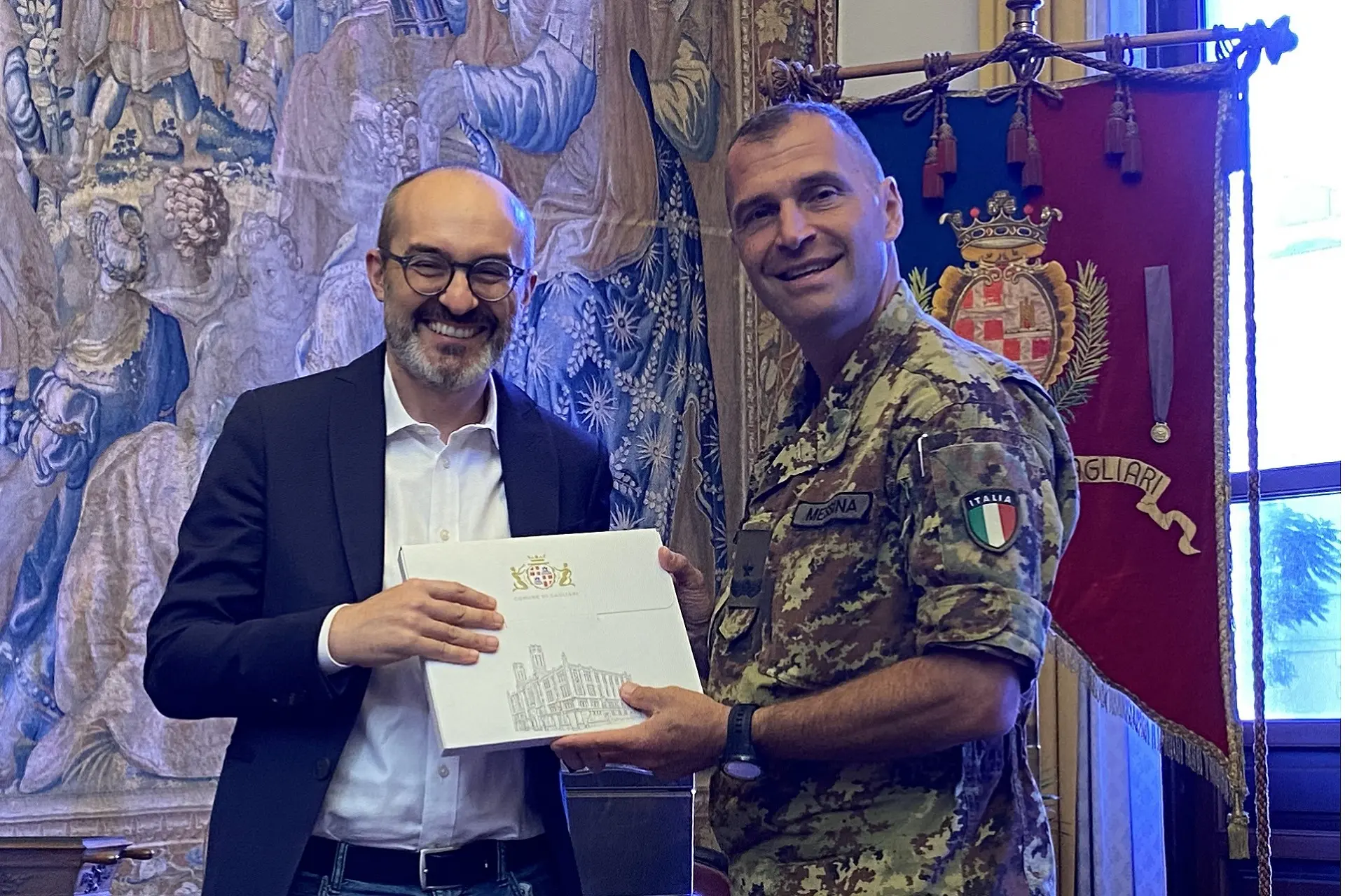 Il sindaco Truzzu con il generale Messina (Foto Comune di Cagliari)