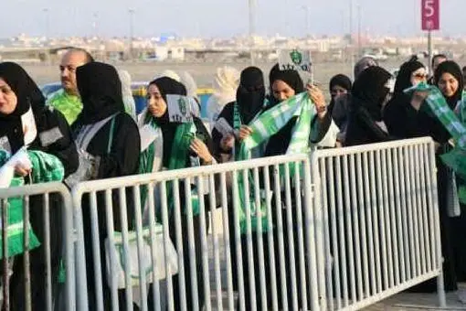 Donne saudite in coda allo stadio (foto da twitter)