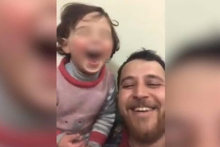 Le bombe in Siria spaventano la figlia. Il padre riesce a farla sorridere