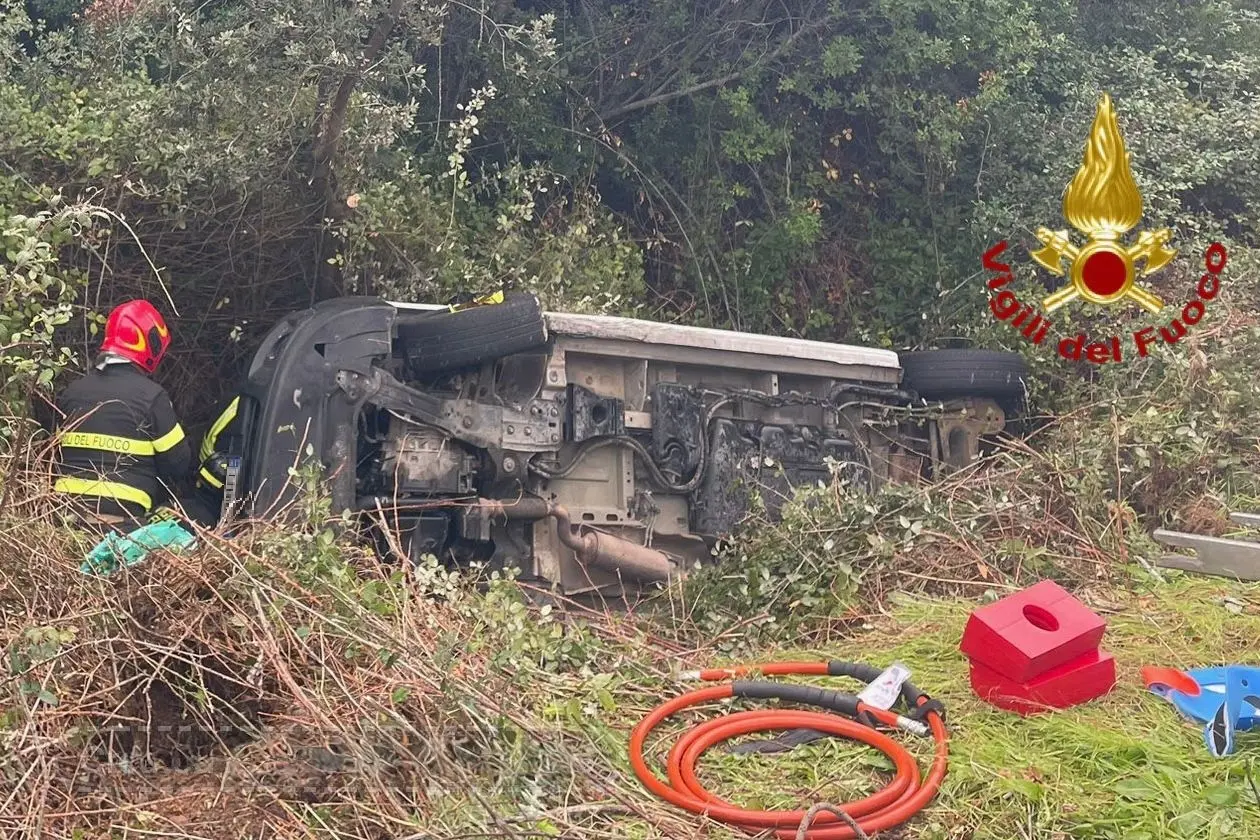 L'auto coinvolta nell'incidente (foto vigili del fuoco)