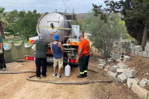L'autobotte in un villaggio di Maracalagaonis (foto Serreli)
