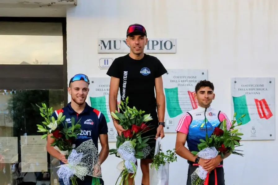 Il podio del memorial Etzi (al centro il vincitore Eros Piras)