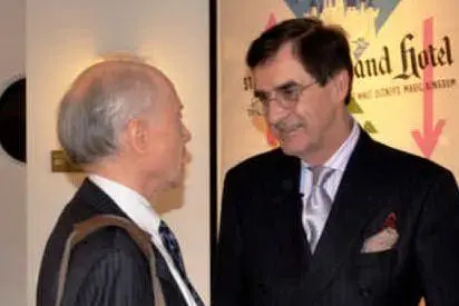 A destra, il professor David Watkin