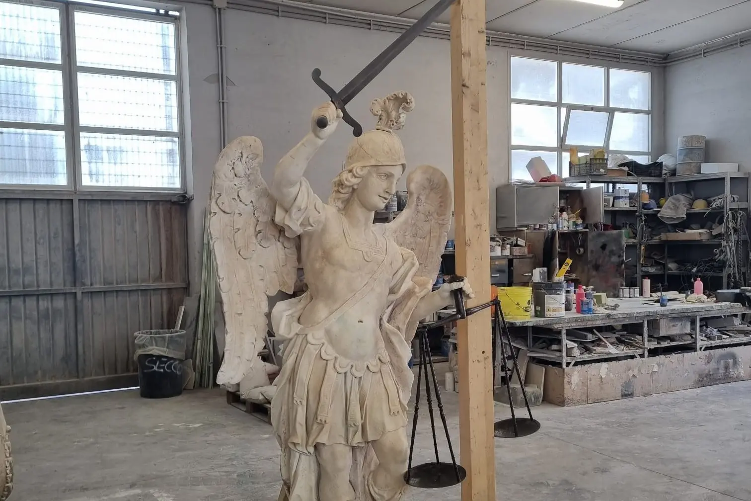 La statua di San Michele appena restaurata