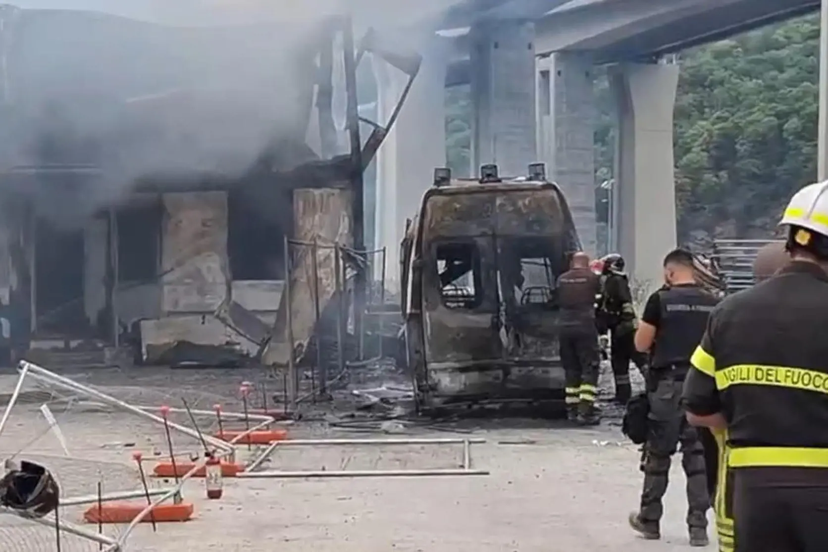 Un frame tratto da un video che mostra i danni in seguito all'assalto al cantiere della Torino-Lione a Chiomonte (foto via Ansa)