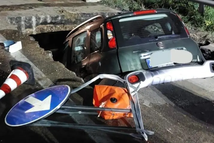 Un'immagine dell'incidente concessa dai vigili del fuoco di Sassari