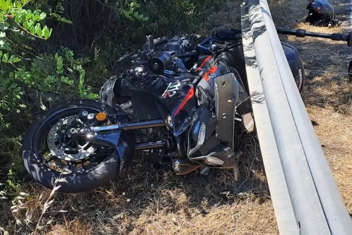 La moto di servizio ribaltata