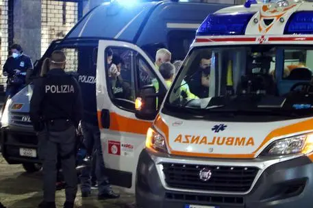 Ambulanza e polizia (foto Ansa)