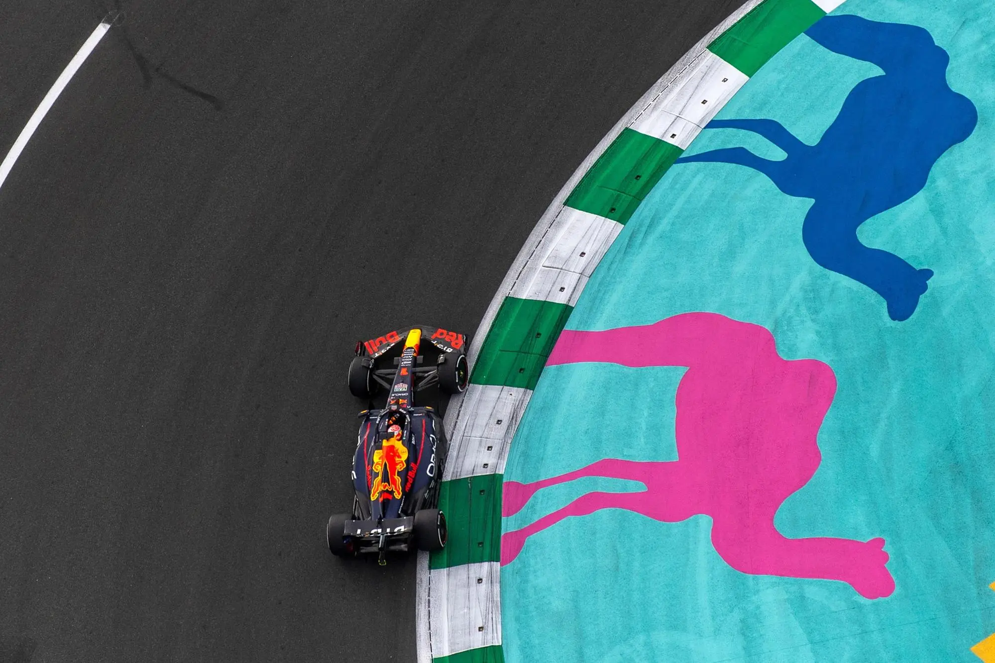 Max Verstappen, campione del mondo in carica con la Red Bull, in pista in Arabia Saudita