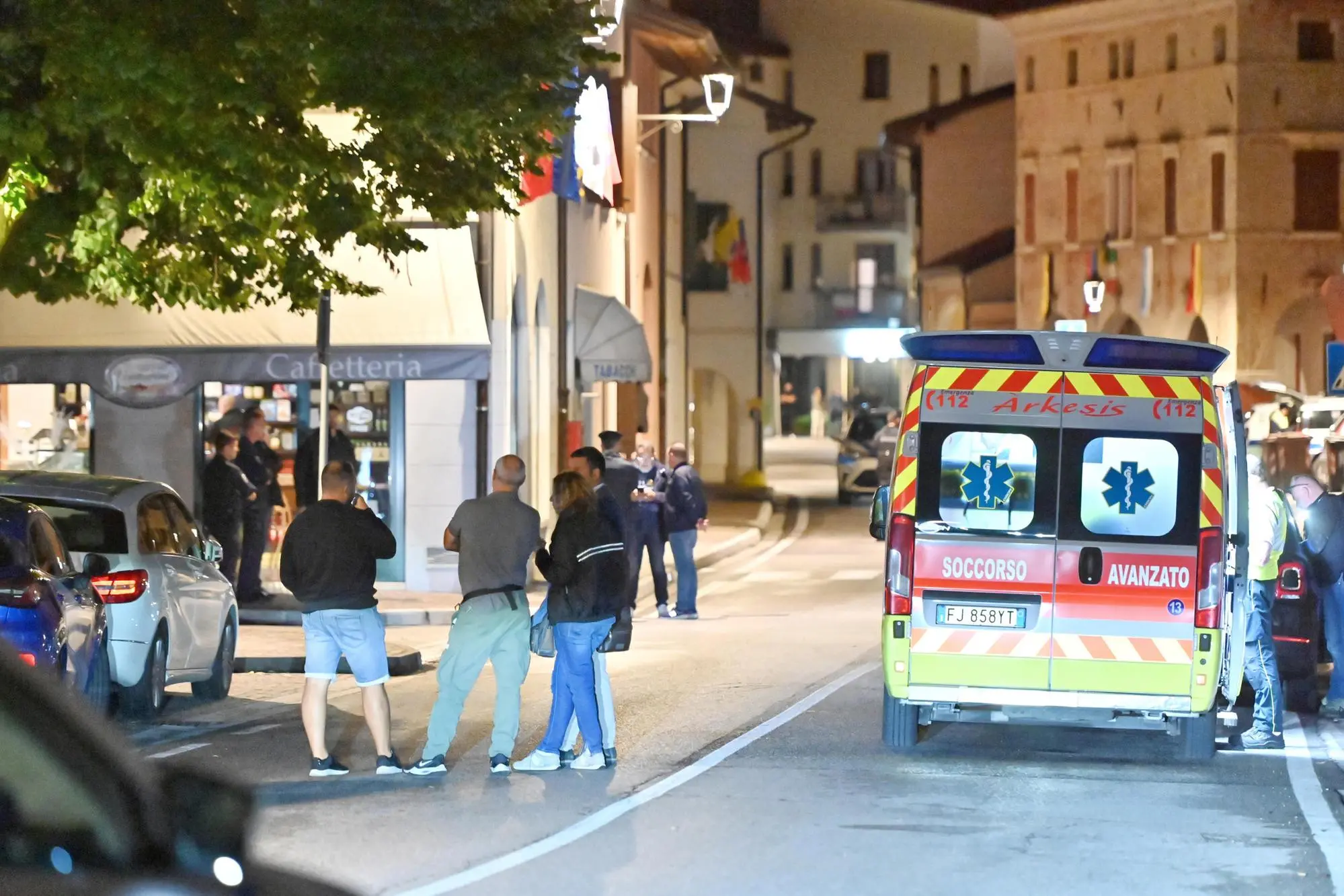 Forze dell'ordine e personale medico nei pressi dell'abitazione (Ansa - Petrussi)