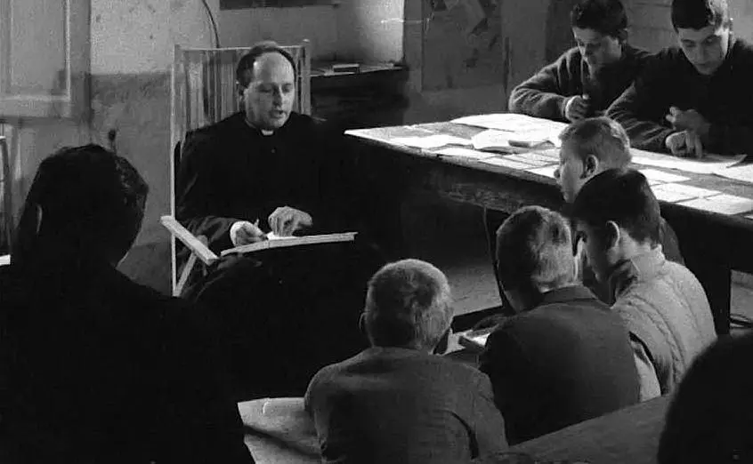 Don Milani con i suoi studenti
