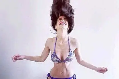 Il bikini "generoso" di Melita Toniolo postato su Facebook