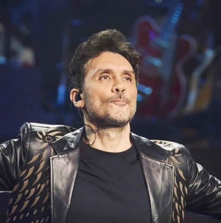 Fabrizio Moro sul palco davanti alla basilica di Saccargia