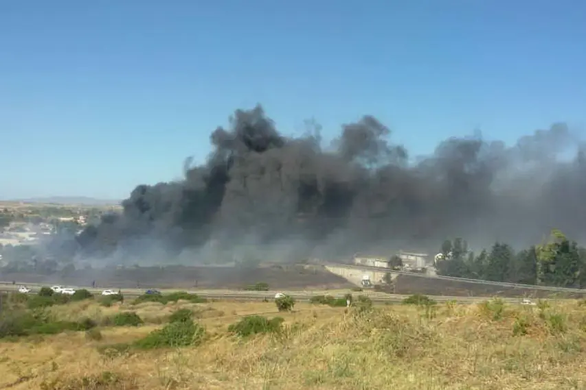 A fuoco l'hinterland di Cagliari, le foto dei lettori