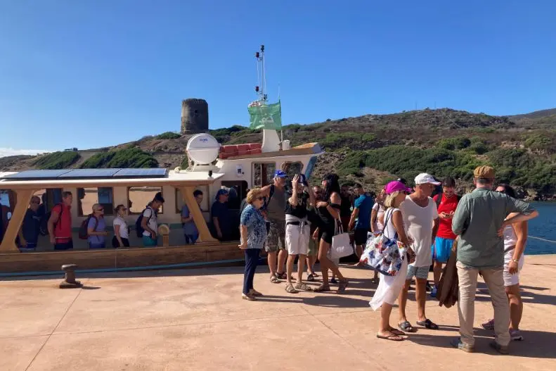 Turisti all'Asinara (foto Pala)