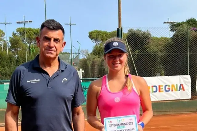 Il direttore del torneo Alessandro Porcu premia la vincitrice Veronica Erjavec (foto concessa)