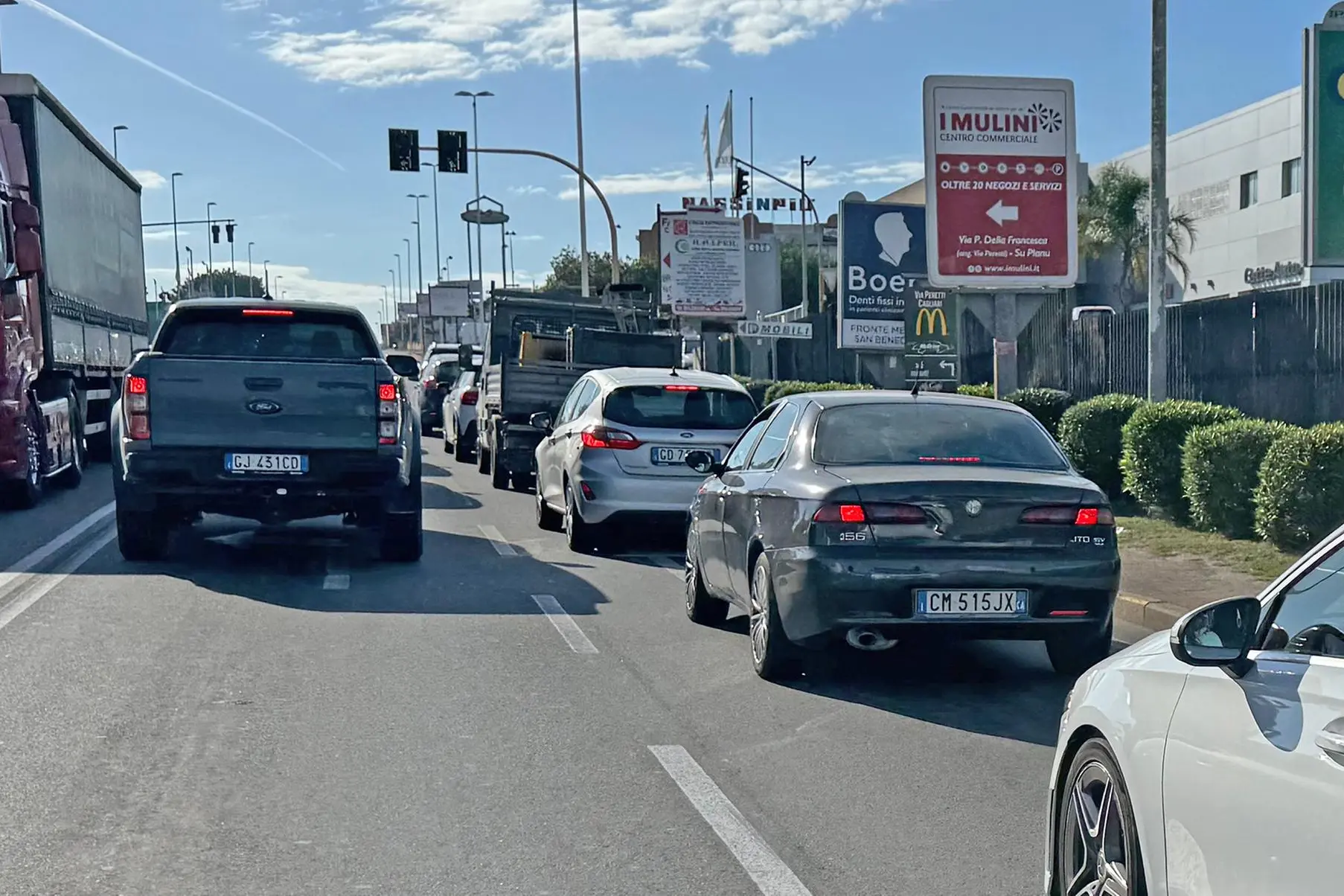 Auto in viale Monastir (Foto Archivio)