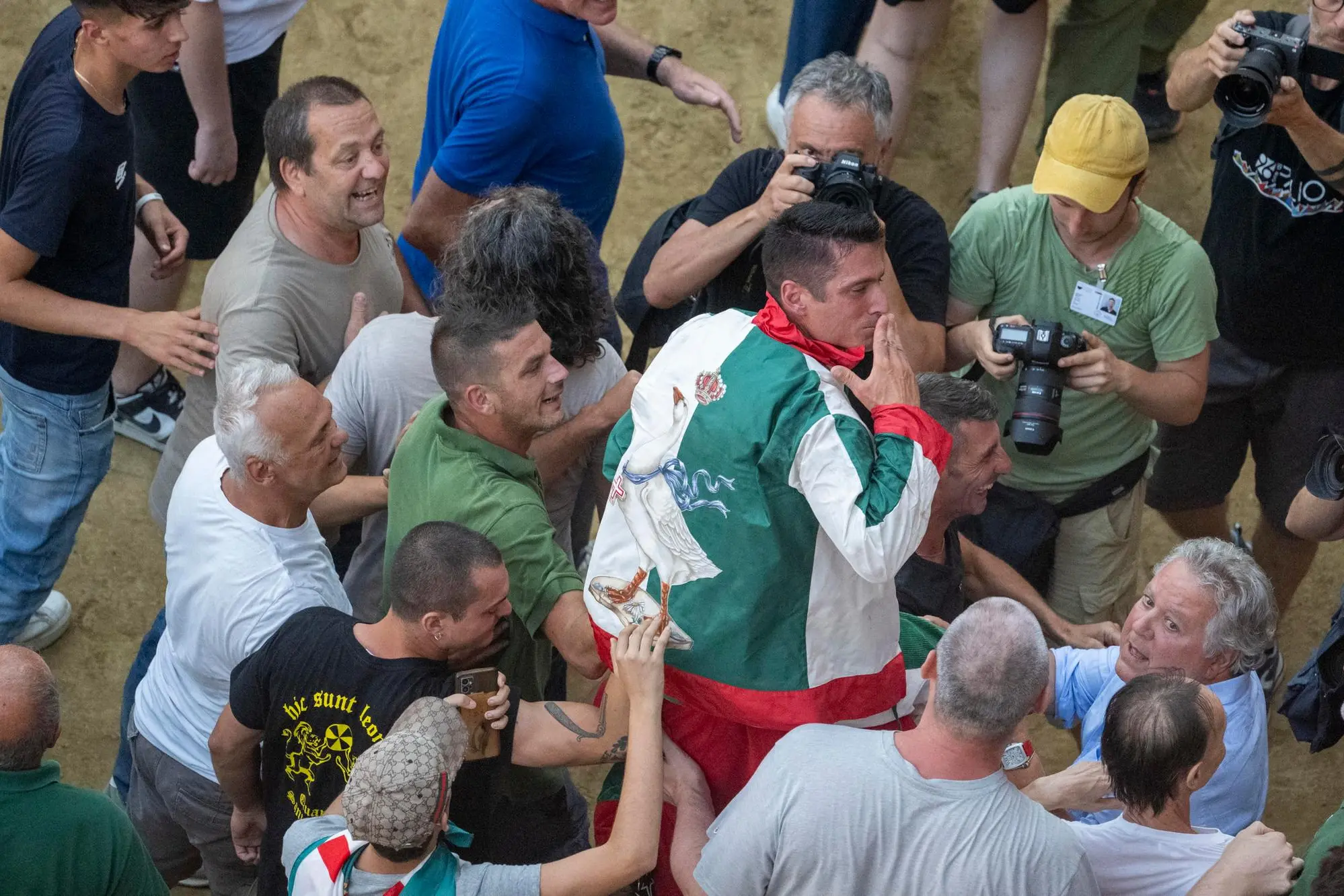 Il trionfo di Tittia al Palio (Ansa)