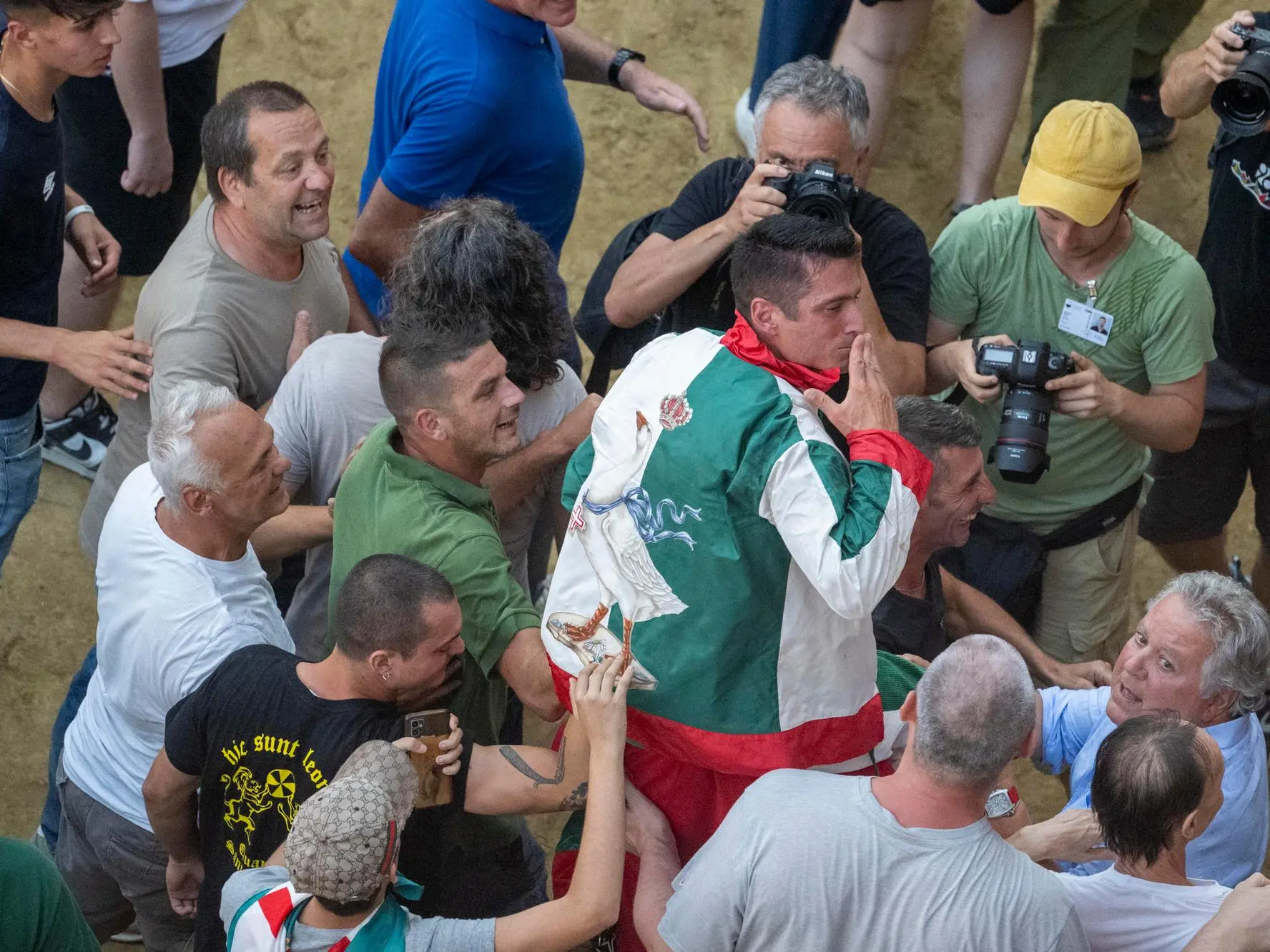 Il trionfo di Tittia al Palio (Ansa)