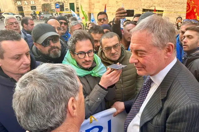 Urso incontra lavoratori Stellantis di Melfi in presidio (Ansa)
